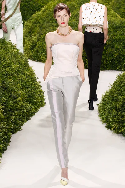 Look 16